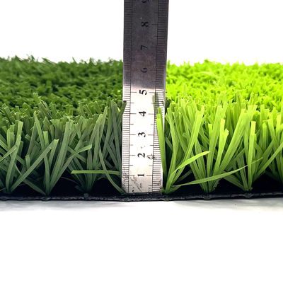 Professionele voetbal kunstgras met rubberinvulling Synthetisch gras met weinig onderhoud en schokabsorptie Synthetisch gras met hoge dichtheid voor sportstadions Langdurig en realistisch