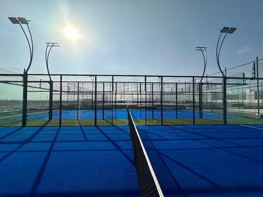 Professionele Padelbaanfaciliteiten Hoogwaardige Omheining Roestvrije Metalen Frames Veiligheidsglas Energiezuinige Verlichting Slijtvast Kunstgras
