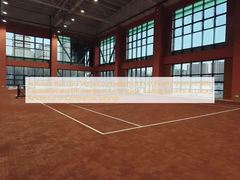 Authentieke rode gravel tennisbaan met baksteenstof afwerking, verbeterde glij-eigenschappen en ITF-normen voor strategische trainingen in luxe residentiële of commerciële omgevingen.